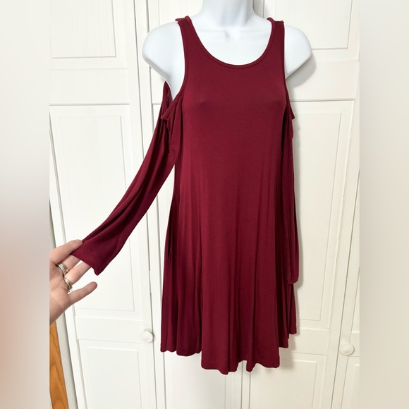 Burgundy open shoulder dress with pockets (size XS adult) - Picture 4 of 5